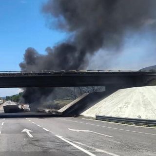 Deja una persona muerta y dos lesionadas explosión de una pipa en carretera a Colima