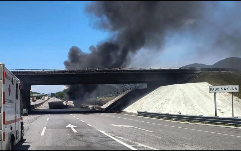 Al momento el incendio ya fue controlado y el carril de baja velocidad fue abierto en dirección a Colima, para dar acceso a la caseta de Sayula, informó la Operadora de Autopistas Sayula. ESPECIAL