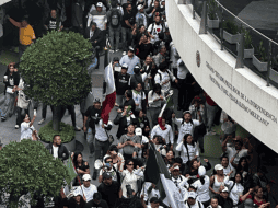 Manifestantes rompieron el cerco e ingresaron al Senado de la República. ESPECIAL