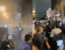 Al grito de “opresores, opresores” los manifestantes continúan la protesta a las afueras de la Casona.  ESPECIAL.