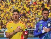 James Rodríguez y Camilo Vargas. El delantero anotó un gol y dio una asistencia, aunque también propició el gol argentino. EFE/R. Maldonado