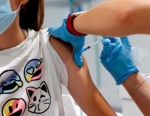 Vacunarse contra el VPH ayuda a evitar el cáncer. EFE / ARCHIVO