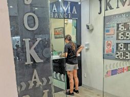 El peso mexicano ganó terreno frente al dólar a nivel internacional. EL UNIVERSAL