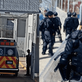 Riña en penal de Michoacán deja 26 reos heridos; reubican a 45