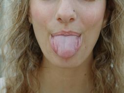 Según sus expertos, el cambio de color en nuestra lengua puede ser una señal de que estamos padeciendo alguna patología o tenemos deficiencia de algunas vitaminas. ESPECIAL / Foto de Bianca Mallia en Unsplash