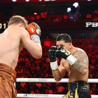 'Canelo' Álvarez vence a Édgar Berlanga y mantiene su reinado