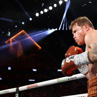 'Canelo' Álvarez celebra victoria ante Berlanga