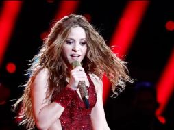 A pesar de la desagradable experiencia, Shakira continuó bailando hasta que, al volver a observar al hombre, decidió dejar de bailar, ajustar su vestido y bajar de la tarima. EFE/ARCHIVO