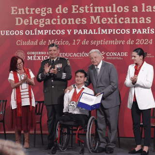López Obrador entrega estímulos económicos a medallistas de París