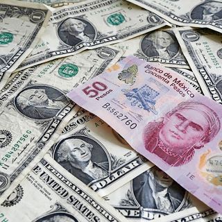 Beneficiado por inminente baja de la tasa en EU, peso cierra en $19.11