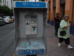 Cabina telefónica. Esta herramienta de comunicación estorba el paso a los transeúntes en el cruce de las calles Enrique González Martínez y Pedro Moreno. EL INFORMADOR/J. Urrutia