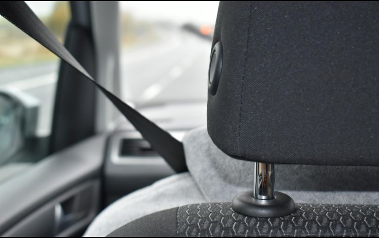Para garantizar tu seguridad, es crucial checar muy bien el cinturón de seguridad de un auto usado. UNSPLASH / A. GILLIOTT