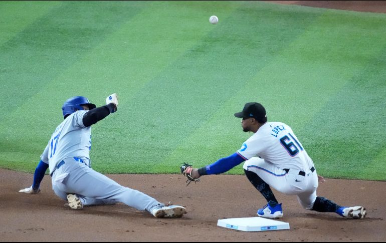 Shohei Ohtani, de los Dodgers de Los Ángeles, se roba la intermedia frente al dominicano Otto López, de los Marlins de Miami. AP/W. Lee