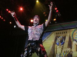 La IA señala que Bruce Dickinson sobresale debido a una combinación de factores que lo distinguen de otros más allá de su capacidad vocal. EL INFORMADOR / ARCHIVO