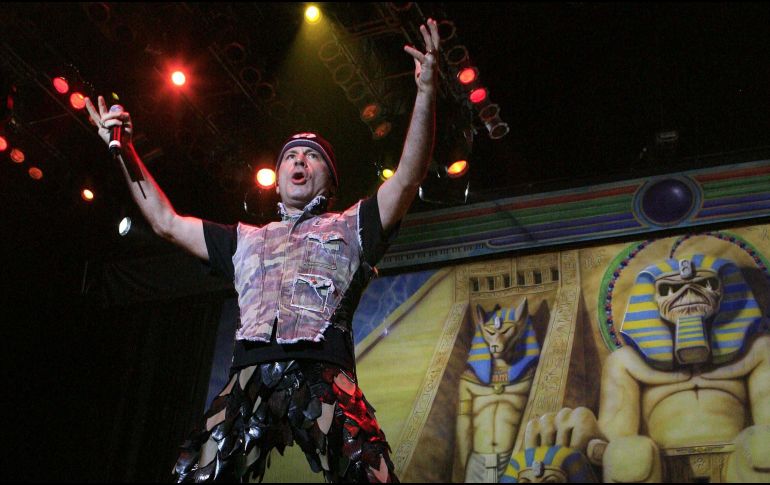 La IA señala que Bruce Dickinson sobresale debido a una combinación de factores que lo distinguen de otros más allá de su capacidad vocal. EL INFORMADOR / ARCHIVO