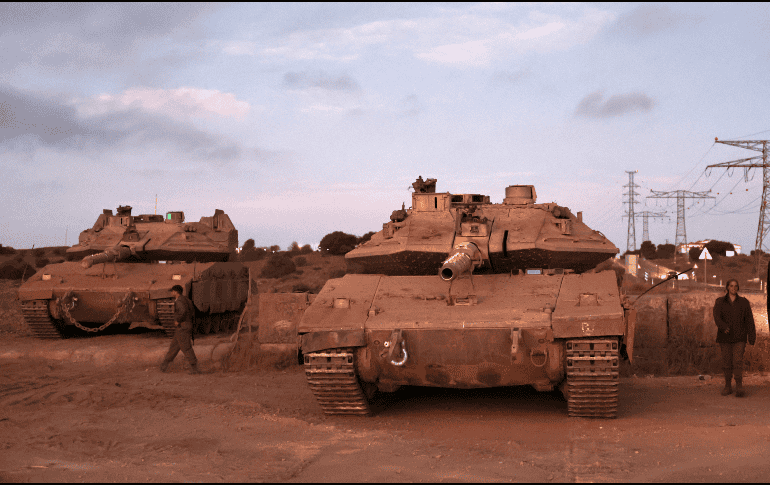 Soldados israelíes, junto a tanques, esperando transporte después de un día de entrenamiento en el centro de los Altos del Golán. EFE / A. Safadi