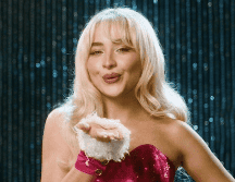 Podemos ver a la intérprete de “Espresso” vestida con un bonito y brillante boddy de lentejuelas rojo. ESPECIAL / NETFLIX