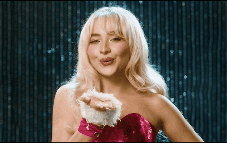 Podemos ver a la intérprete de “Espresso” vestida con un bonito y brillante boddy de lentejuelas rojo. ESPECIAL / NETFLIX