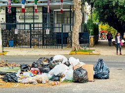 Durante los últimos dos años, habitantes de Guadalajara denunciaron la intermitencia o la falta de recolección de basura en sus colonias. El Ayuntamiento tapatío responsabiliza a la empresa Caabsa. En la imagen, montones de residuos en una esquina de la calle Justo Sierra, por la colonia Arcos Vallarta.  EL INFORMADOR/A. Navarro