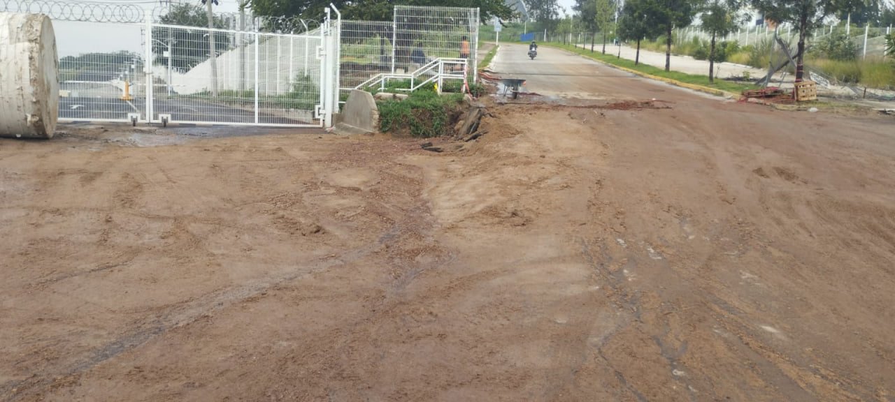 El socavón provocó el desabasto de agua, gas y de luz a los habitantes del fraccionamiento Mirador del Tesoro. ESPECIAL/ Siapa