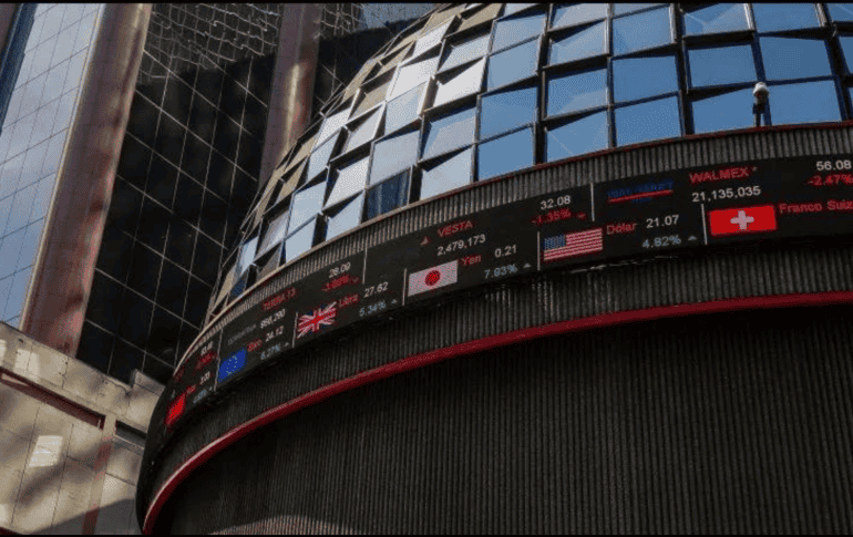 En la jornada, el peso se depreció un 1.6 % frente al dólar, al cotizar en 19.64 unidades por billete verde, tras los 19.33 al cierre previo, según datos del Banco de México. NTX / ARCHIVO