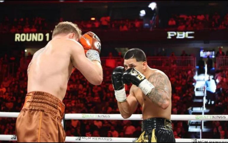 Las dudas sobre el peso exacto de Berlanga en la pelea continúan, lo que plantea interrogantes sobre el proceso de pesaje en el boxeo. EFE/ ARCHIVO.