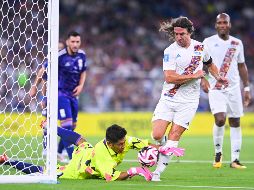 Campos, con su mítico traje multicolor, detiene una aproximación de Carles Puyol. IMAGO7