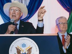 El embajador Ken Salazar y el cónsul de Estados Unidos en Ciudad Juárez, Rafael Foley. EFE