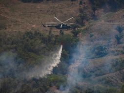Vista aérea de un helicóptero combatiendo incendios forestales, en la región San Martín, Perú. Xinhua/Presidencia de Perú