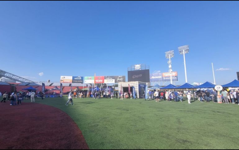 Decenas de aficionados de los Charros de Jalisco se dieron cita en el Estadio Panamericano de Béisbol para participar en una activación. EL INFORMADOR/ J. ROBLES.