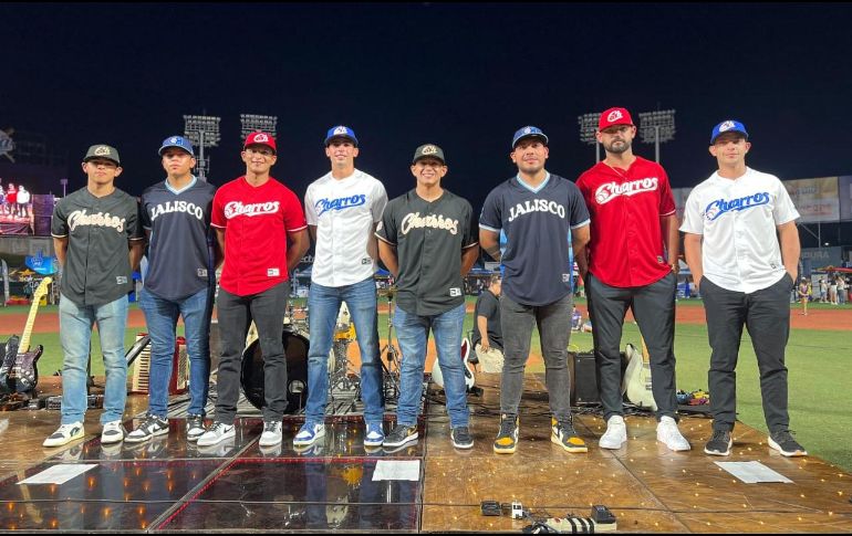 La presentación de las franelas significa una fusión entre la franquicia de verano y la de invierno, mostrando un vínculo especial que ha crecido. EL INFORMADOR.