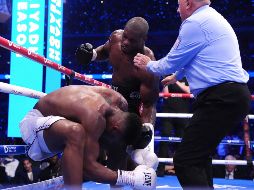 Dubois tumbó cuatro veces a su rival, entre ellas la que le dio el triunfo en el quinto round. AP/B. Collyer