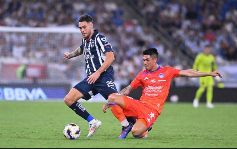 Lucas Ocampos, uno de los fichajes de Monterrey para esta campaña, disputa el balón con Roberto Meraz. IMAGO7/A. Jiménez