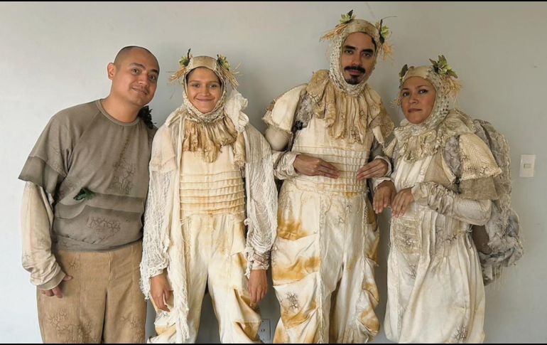 Con un tono que oscila entre el drama y la comedia, la obra rinde un homenaje a la valentía de quienes migran, al tiempo que muestra el drama y las duras condiciones que encuentran en su camino tras el afamado “sueño americano”. CORTESÍA