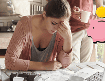 Una situación de endeudamiento puede causar estrés y desmotivación para liquidar las deudas. FREEPIK