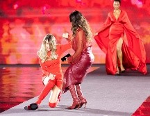 Belinda, vestida con un minivestido rojo, medias y zapatos de plataforma del mismo color. EFE/A. PAIN.