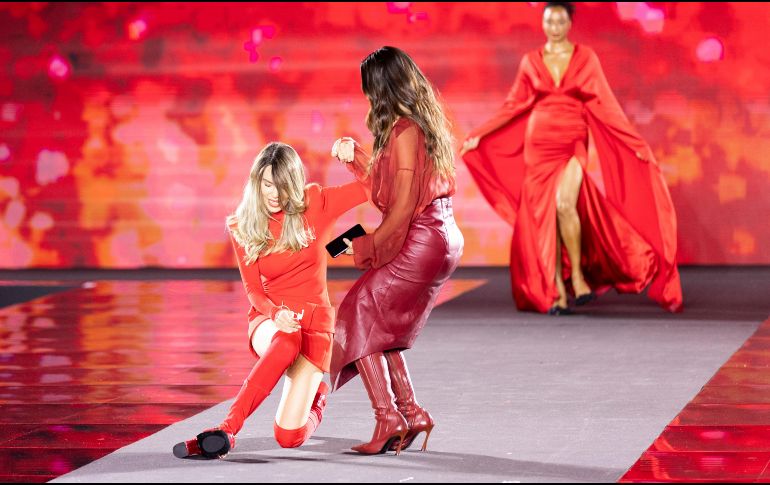 Belinda, vestida con un minivestido rojo, medias y zapatos de plataforma del mismo color. EFE/A. PAIN.