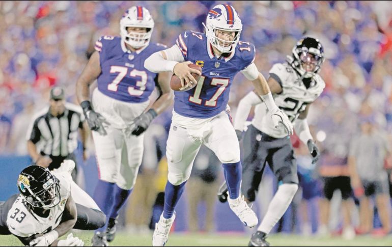 Josh Allen (#17) tuvo otra actuación memorable con los Bills, al terminar su noche con cuatro pases de anotación y sin entregas de balón. AFP/B. Bennett