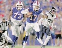 Josh Allen (#17) tuvo otra actuación memorable con los Bills, al terminar su noche con cuatro pases de anotación y sin entregas de balón. AFP/B. Bennett
