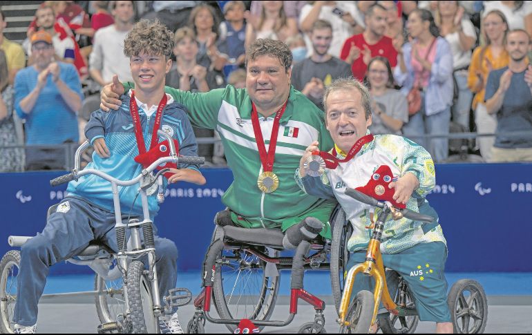 Arnulfo Castorena (centro) señala que necesitan más apoyo del nuevo titular de la Conade. AFP/I. Rice