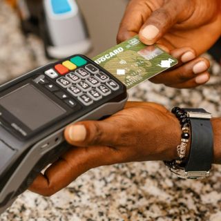 Estados Unidos demanda a esta multinacional por monopolio en tarjetas de débito