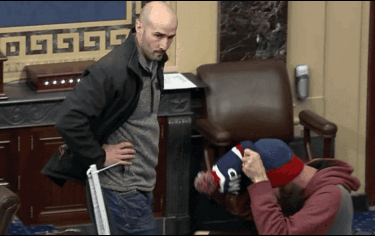 Los fiscales también han solicitado al juez que programe una vista para reconsiderar la sentencia ahora que la única condena por delito grave de Kelly ha sido anulada por el tribunal de apelaciones. AP