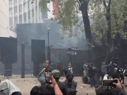 Este martes, presuntos normalistas lanzaron varios petardos contra las instalaciones del Senado. ESPECIAL