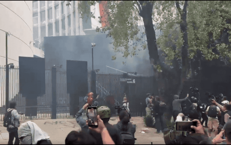 Este martes, presuntos normalistas lanzaron varios petardos contra las instalaciones del Senado. ESPECIAL