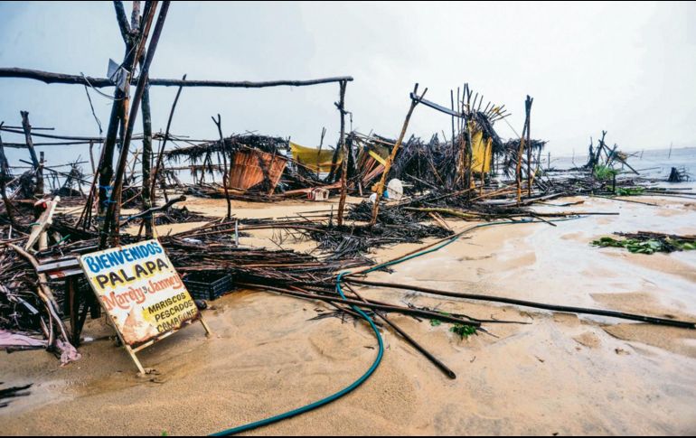 Centenares de negocios con los que subsistían miles de familias en Guerrero fueron devastados por el paso del Huracán John. EFE