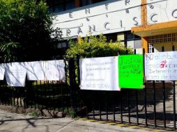 La mamá de la víctima fue quien denunció la agresión y juntó a más personas para congregarse afuera del inmueble educativo. ESPECIAL