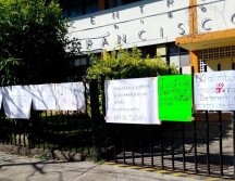 La mamá de la víctima fue quien denunció la agresión y juntó a más personas para congregarse afuera del inmueble educativo. ESPECIAL