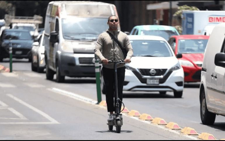 En ningún caso se permitirá circular utilizando aparatos electrónicos ni audífonos o auriculares. EL INFORMADOR/ A. Navarro