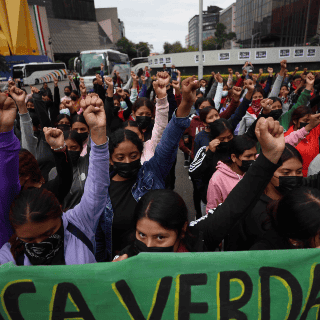 Durante 3 horas, estudiantes de Ayotzinapa mantuvieron bloqueado Paseo de la Reforma