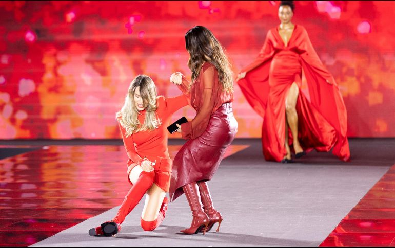 El accidente sucedió cuando, vestida con un mini vestido rojo y zapatos de plataforma, caminaba por la pasarela. EFE / A. Pain
